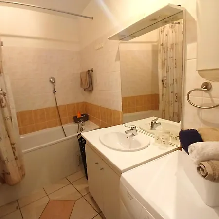 Grand T2 En Plein Centre Avec Parking Gratuit * Nîmes